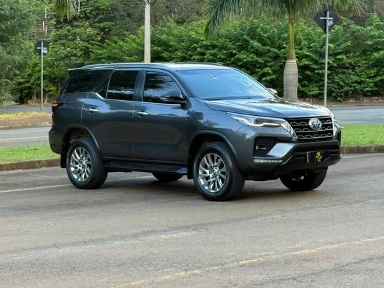 TOYOTA HILUX SW4 2.8 D-4D TURBO DIESEL SRX 7L 4X4 AUTOMÁTICO
